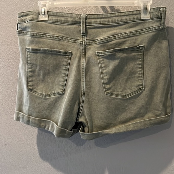 Universal Threads Green Shorts - Picture 2 of 5